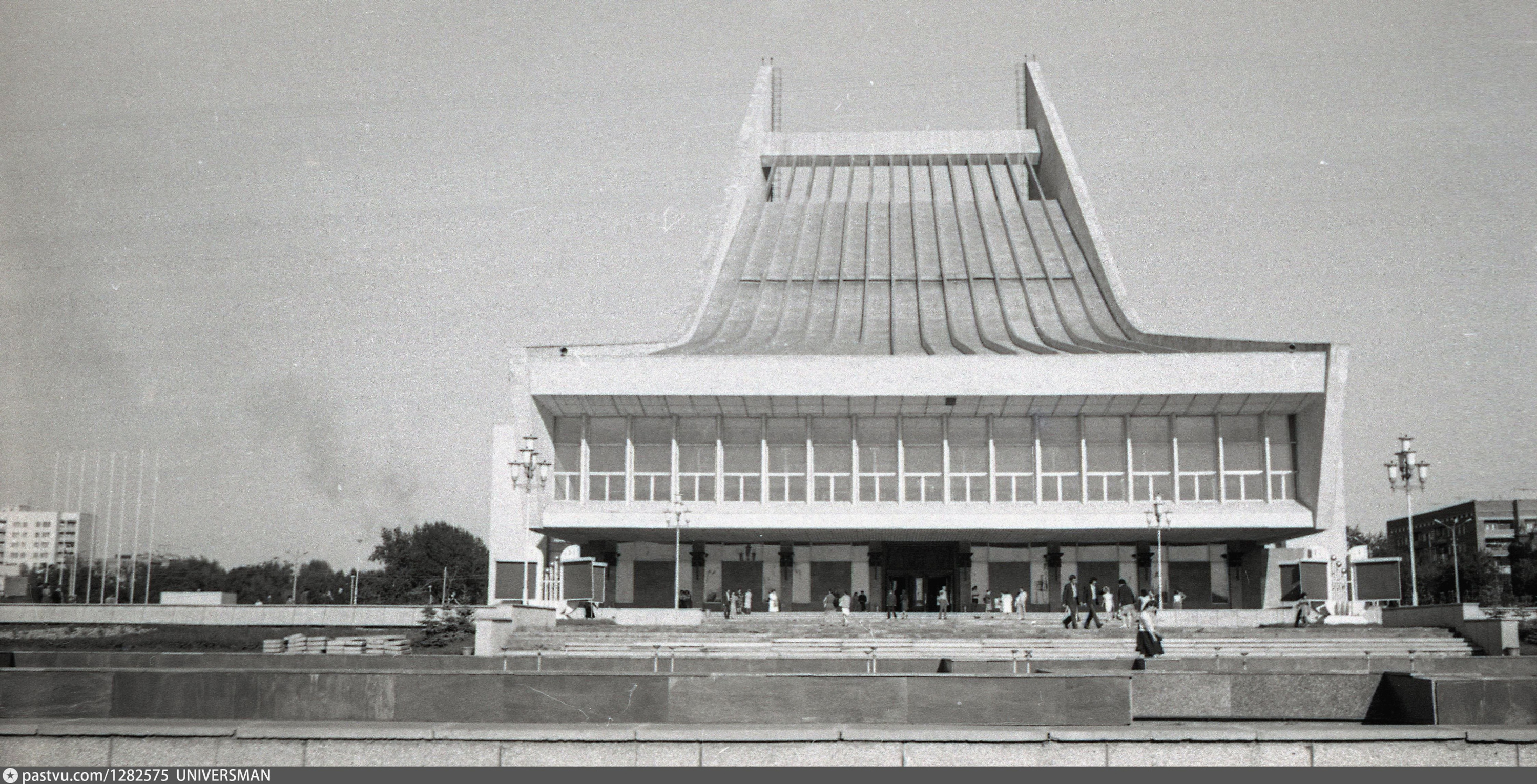 Театр открылся в январе 1982 года. Мы писали <a href="https://ngs55.ru/text/gorod/2020/08/06/69405559/" class="_" target="_blank">историю его создания</a> Театр открылся в январе 1982 года. Мы писали <a href="https://ngs55.ru/text/gorod/2020/08/06/69405559/" class="_" target="_blank">историю его создания</a>