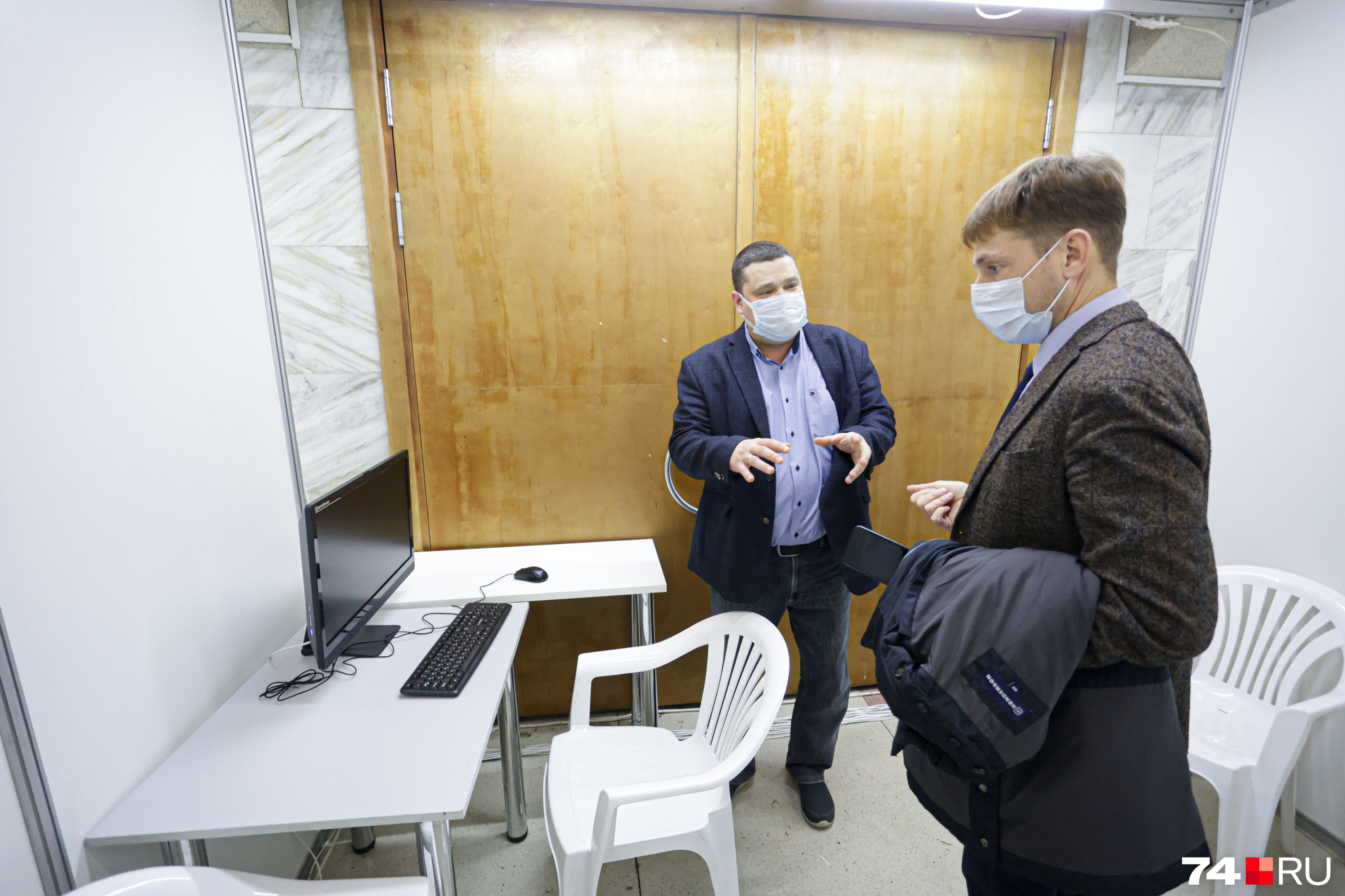 Глава регионального Минздрава Юрий Семенов (справа) проверил готовность кабинок для осмотра и вакцинации