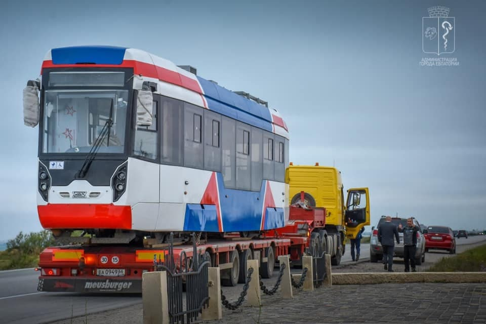 Всего по Евпатории будут ездить 27 таких трамваев Всего по Евпатории будут ездить 27 таких трамваев