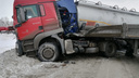 На новосибирской трассе после ДТП с бензовозом разлилось топливо — пострадали два человека