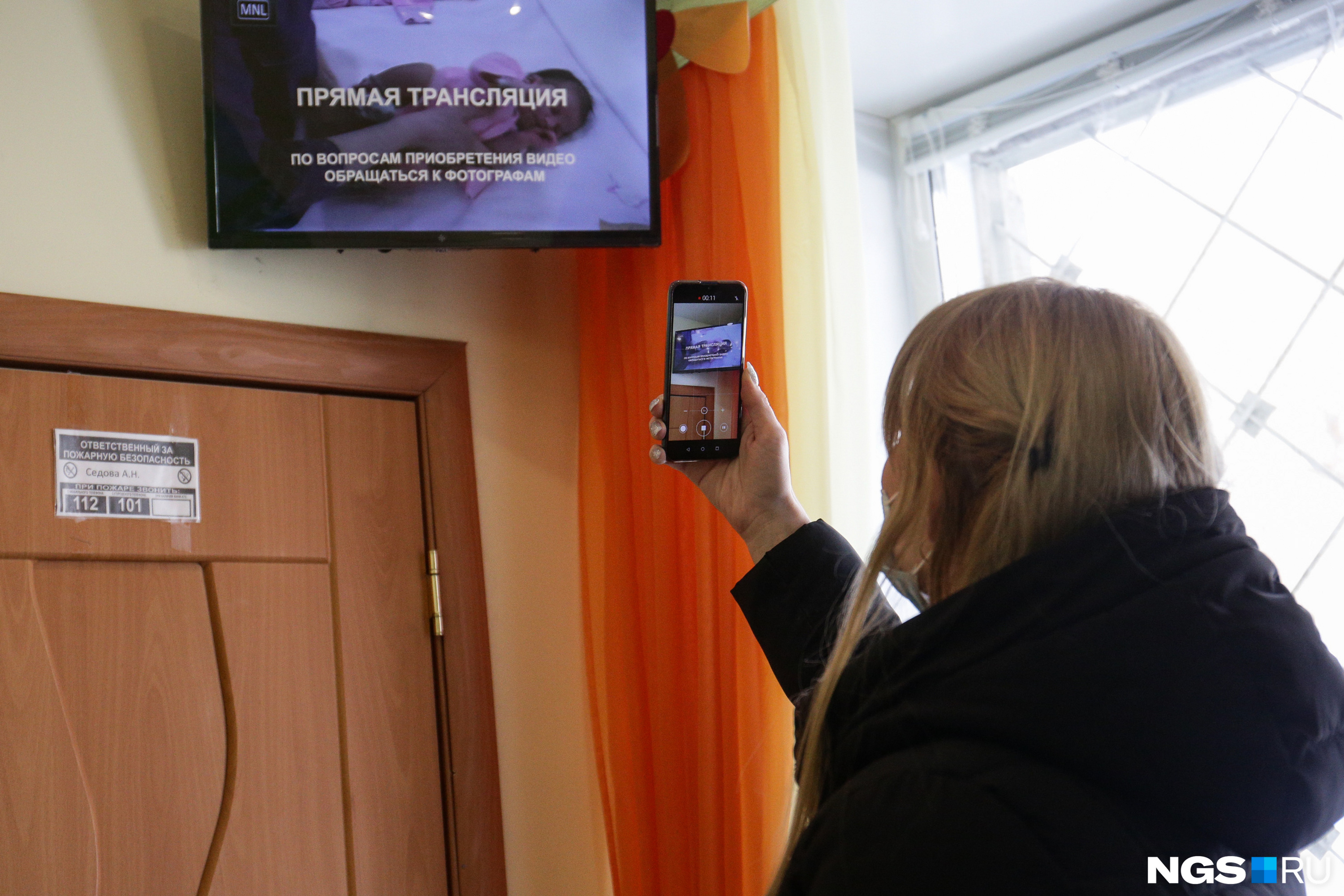 В зале, где происходит выписка и маму с ребенком ожидают родственники, есть <nobr class="_">видеотрансляция —</nobr> видно, как ребенка одевают В зале, где происходит выписка и маму с ребенком ожидают родственники, есть <nobr class="_">видеотрансляция —</nobr> видно, как ребенка одевают
