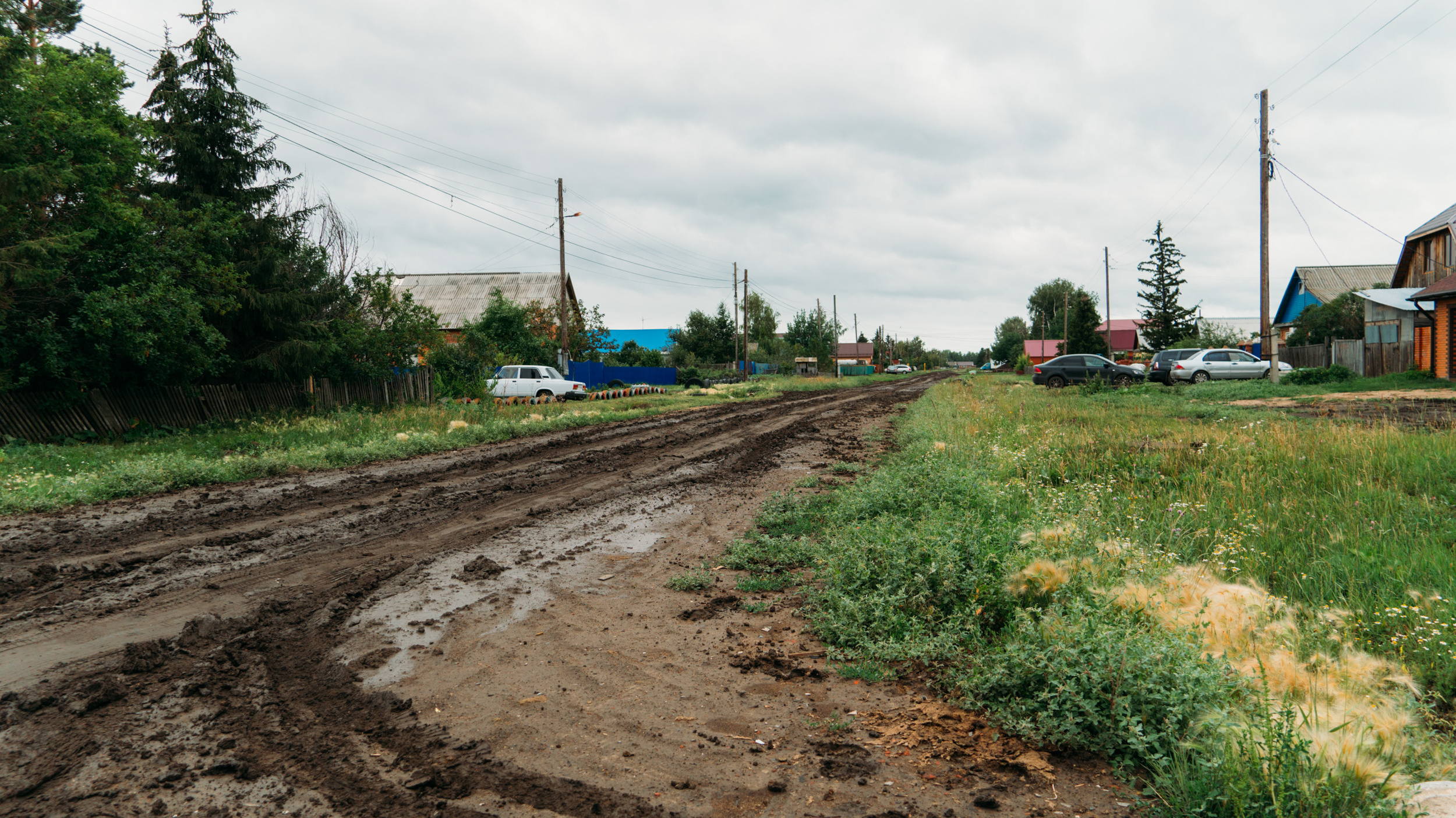 «Дети идут по уши в грязи»: репортаж из сибирской деревни, жители которой написали письмо Меркель