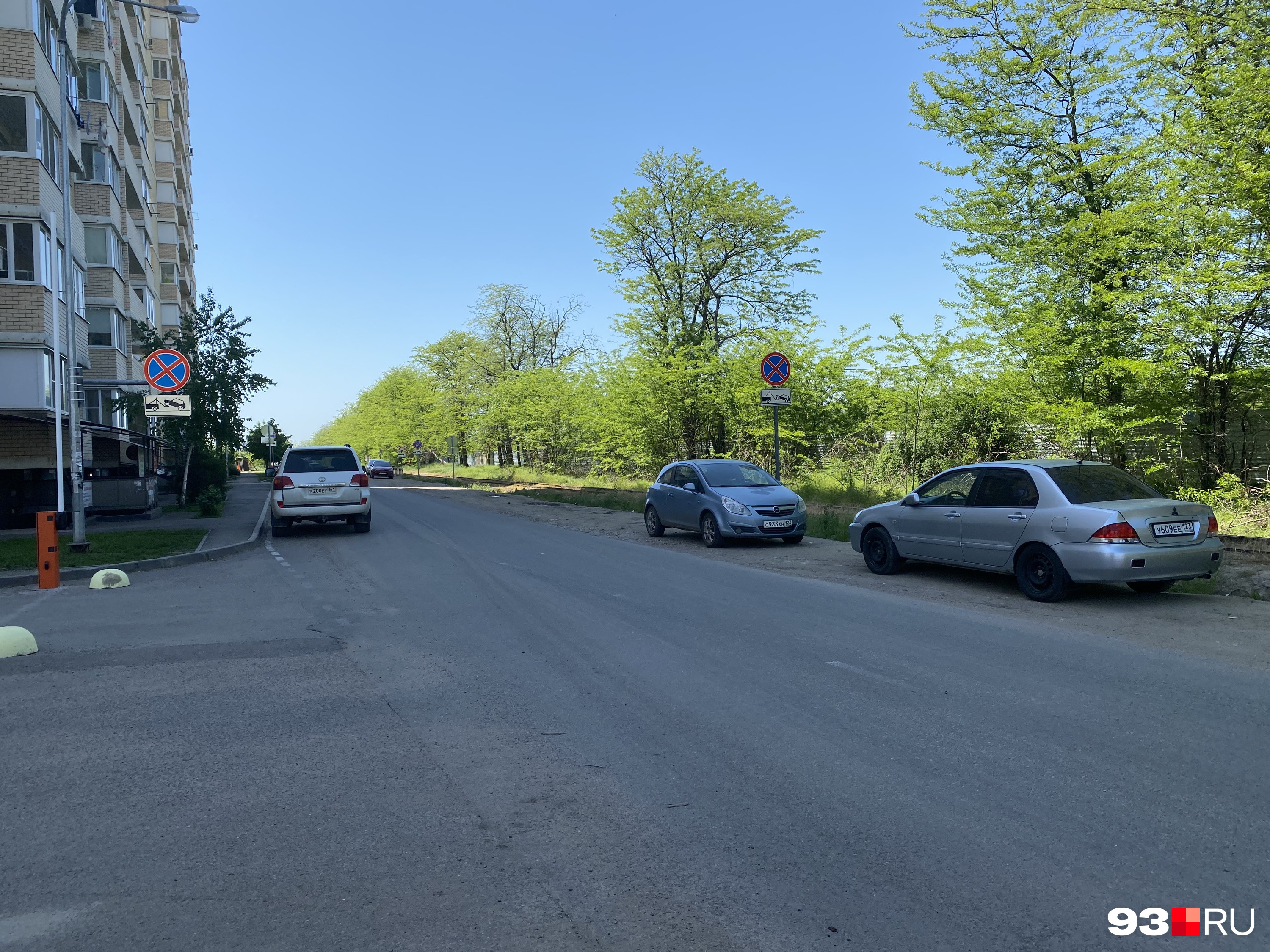 На отремонтированном участке Круговой продолжают парковаться, несмотря на запрещающий знак
