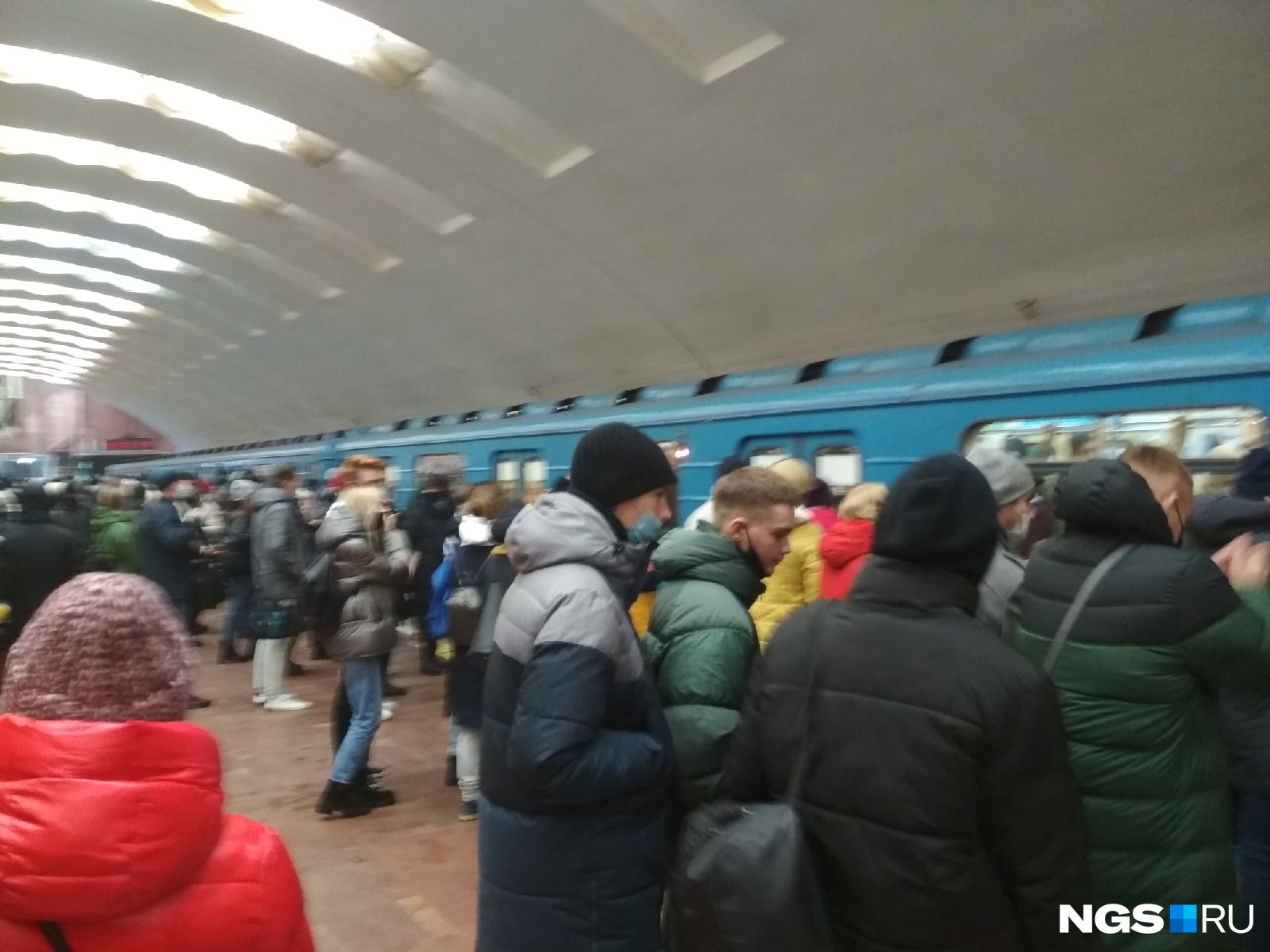 Метрополитен перешел на график выходного дня — из-за скопления народа сесть в поезд удается не с первого р<i class="_">а</i>за Метрополитен перешел на график выходного дня — из-за скопления народа сесть в поезд удается не с первого р<i class="_">а</i>за
