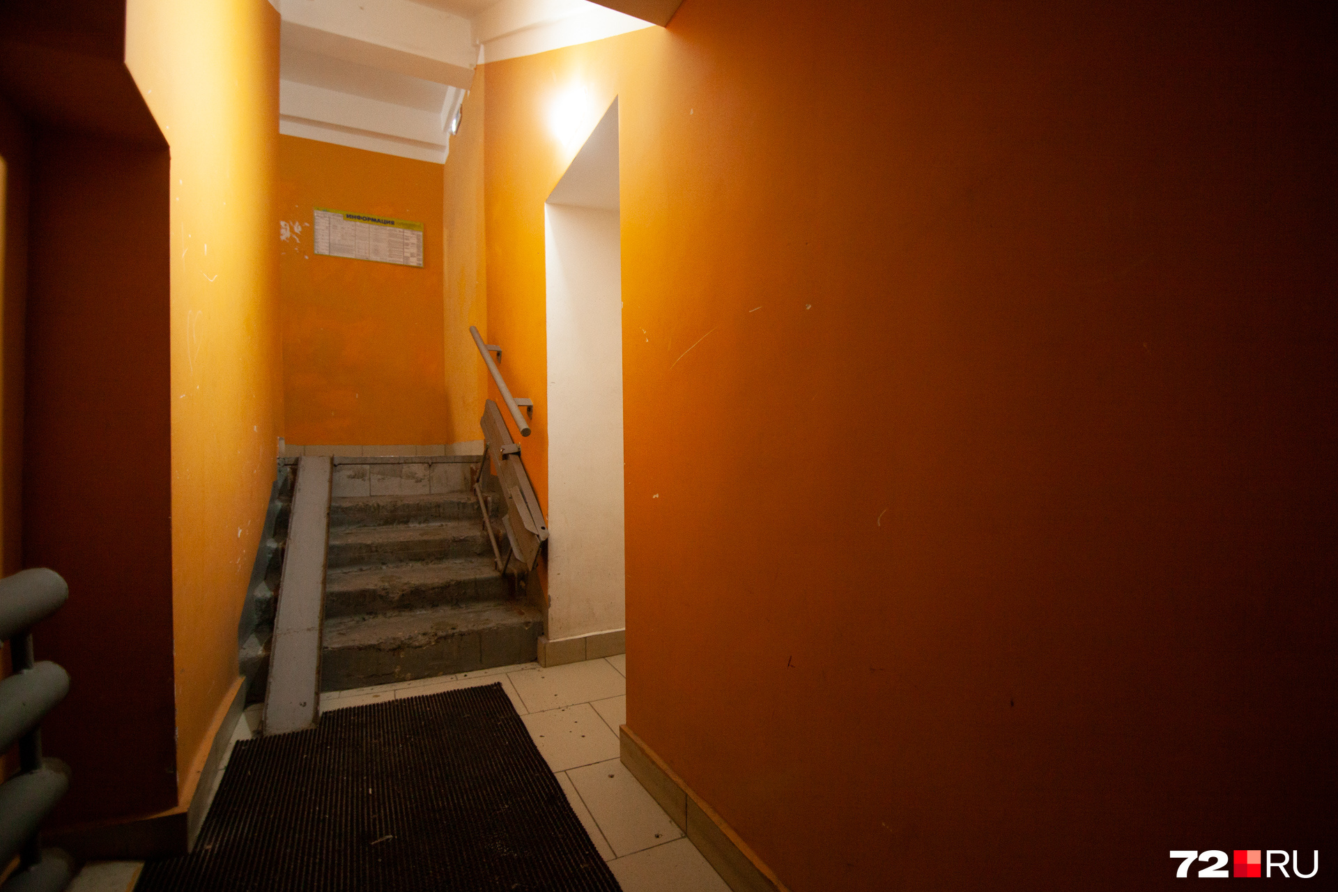 Стены дома выкрасили в оранжевый цвет