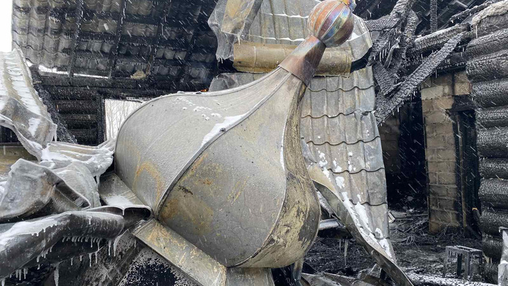 Уцелели лишь купола: под Челябинском пожар уничтожил православный храм