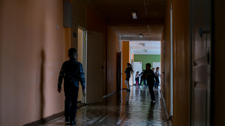 Хулиган 4 года терроризирует целый класс в красноярской школе. Родители уже дошли до прокуратуры