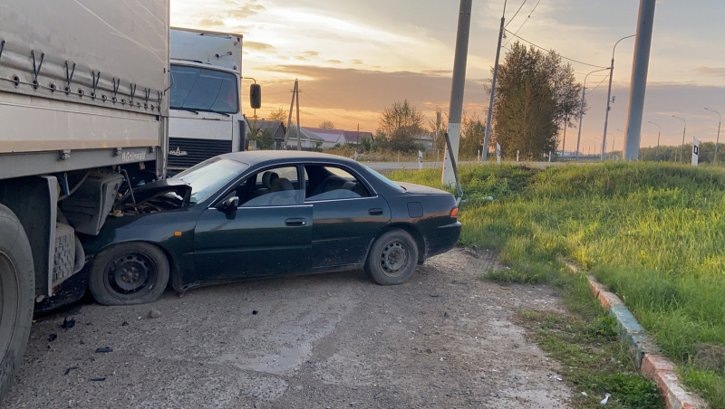 Семиклассница взяла без спроса автомобиль знакомого матери и влетела в КАМАЗ под Красноярском