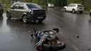 Его скрутили таксисты: в Ярославле мотоциклист влетел в легковушку