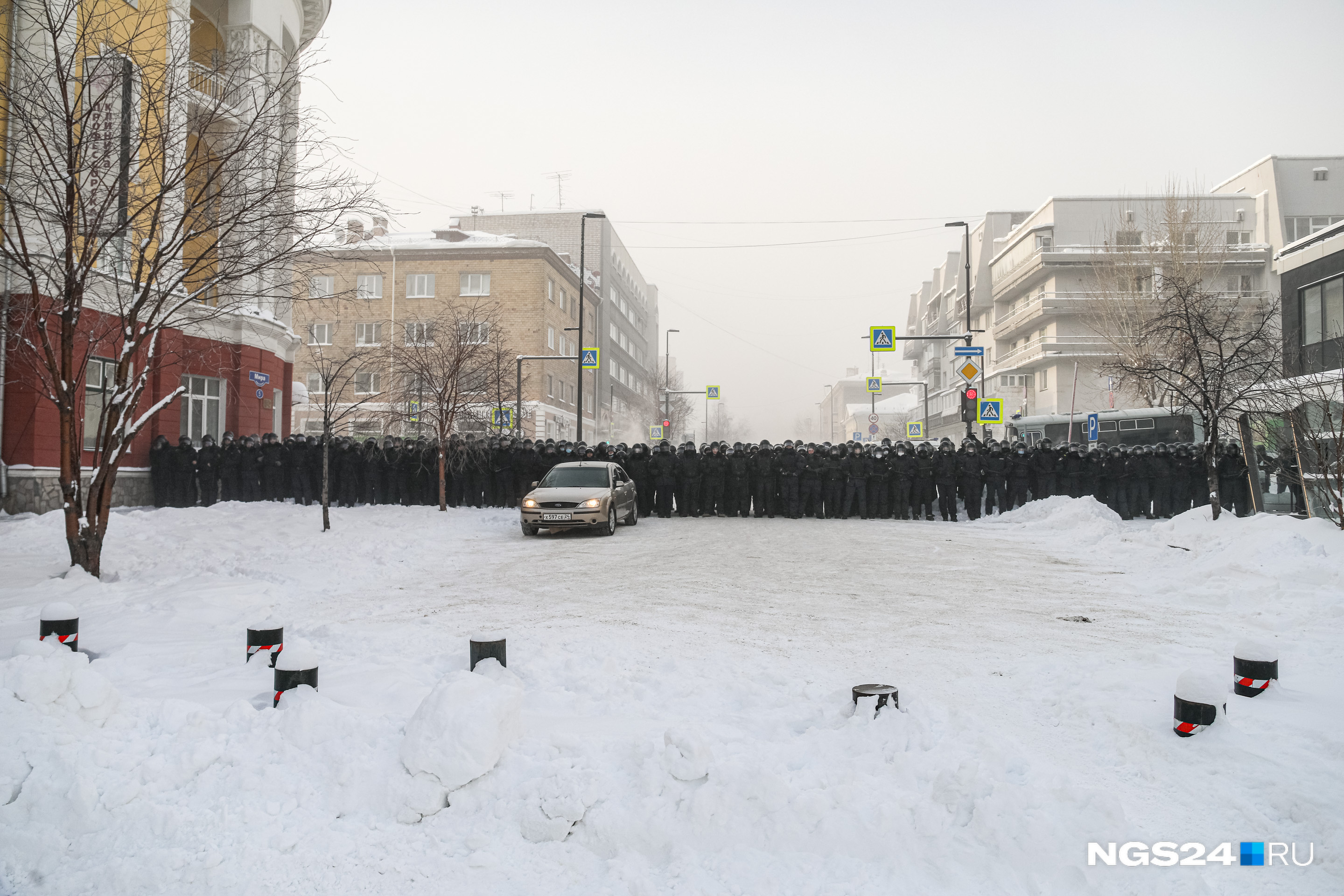 Полиция стала стеной по улице Каратанова, никого не впуская и не выпуская Полиция стала стеной по улице Каратанова, никого не впуская и не выпуская