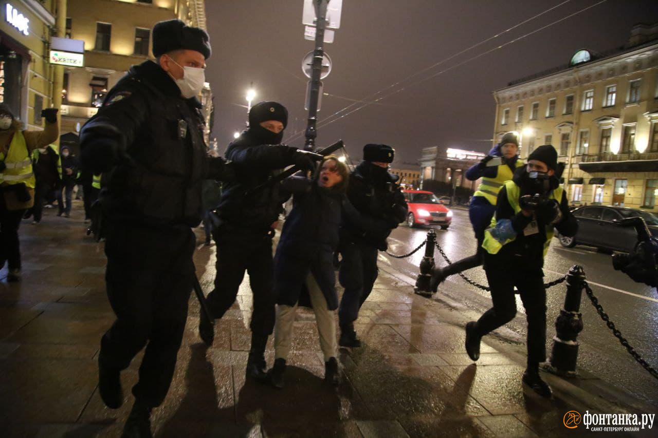 Мигранты в петербурге в новогоднюю ночь. Протесты ночью в Москве. Автозаки в центре Москвы. Митинги в Петербурге февраль 2021. Задержания в Москве вчера.