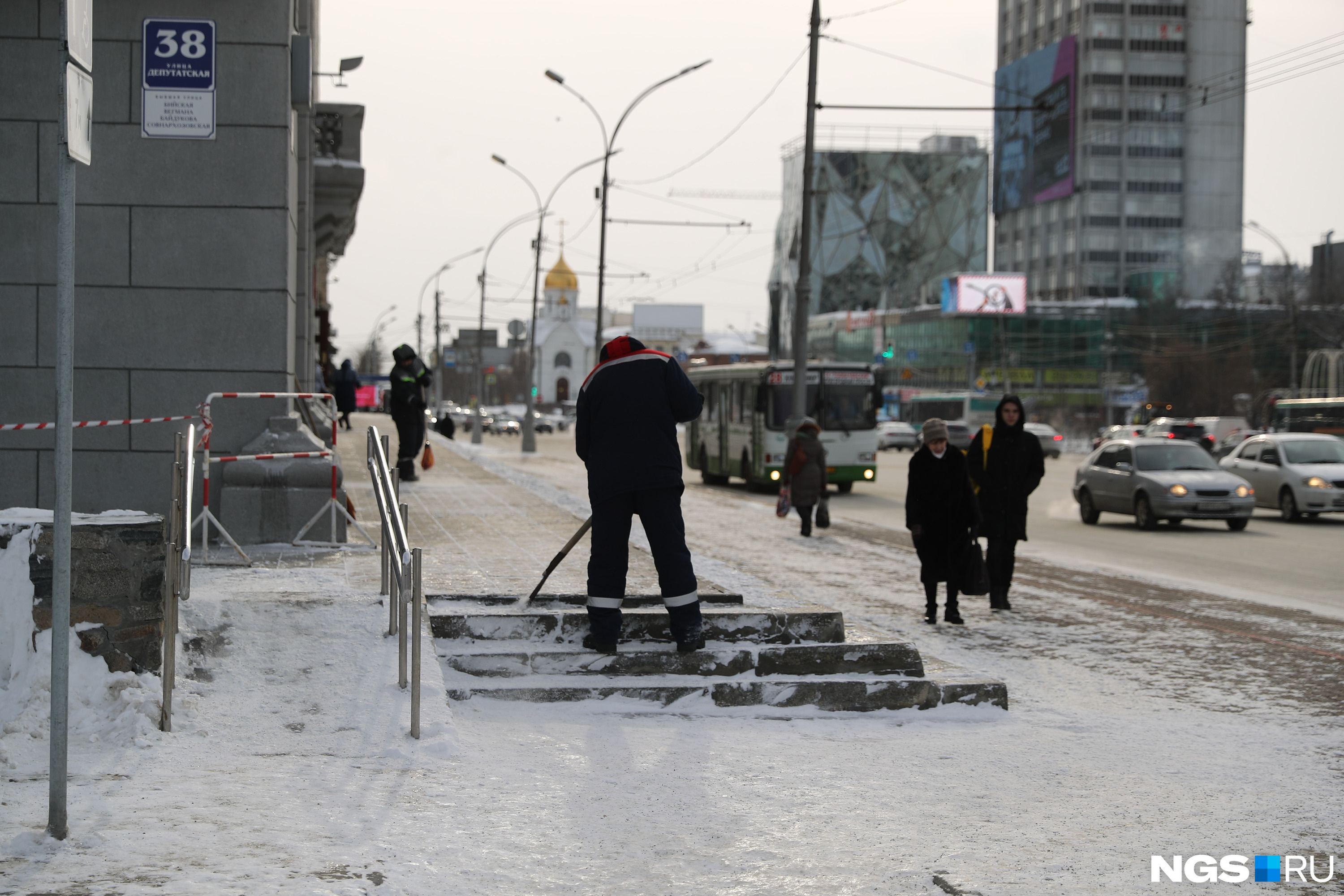 смешное крыльцо. скользкие ступеньки. человек с переломом на носилках. наледь на крыльце. упал на крыльце.