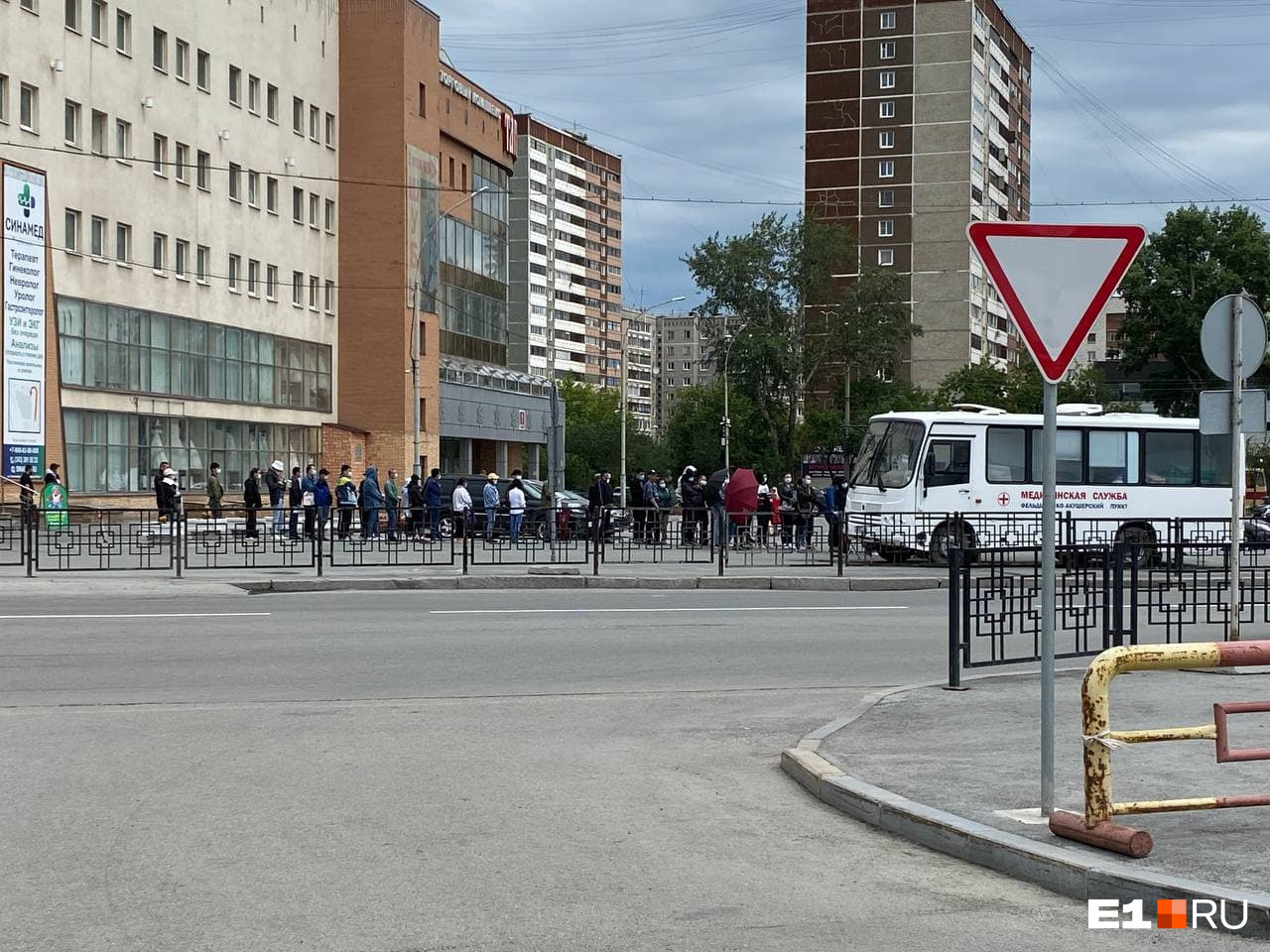 Очередь в пункт вакцинации на «Таганском ряду» Очередь в пункт вакцинации на «Таганском ряду»
