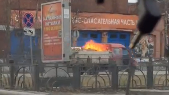 В Северодвинске засняли на видео, как водитель сам привез свою горящую «Газель» к спасателям