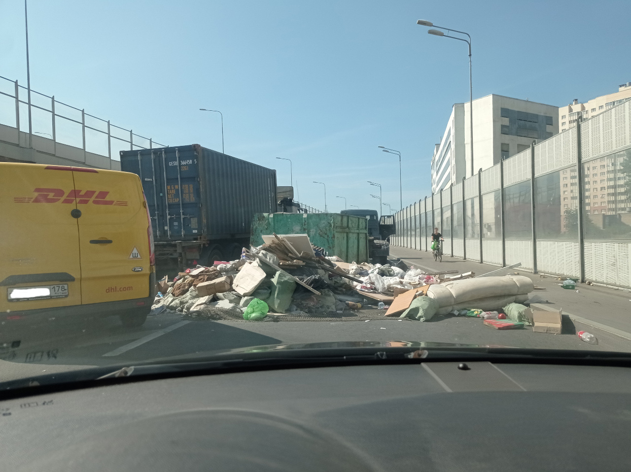 Куча мусора перегородила съезд с Дунайского на Предпортовую в Петербурге