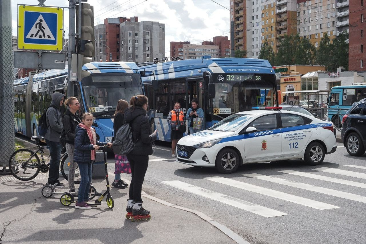 Пешеходы, которые стали очевидцами наезда автобуса на столб на Ленинском,  помогли выйти пассажирам. Среди них была женщина с коляской - 27 мая 2021 -  ФОНТАНКА.ру