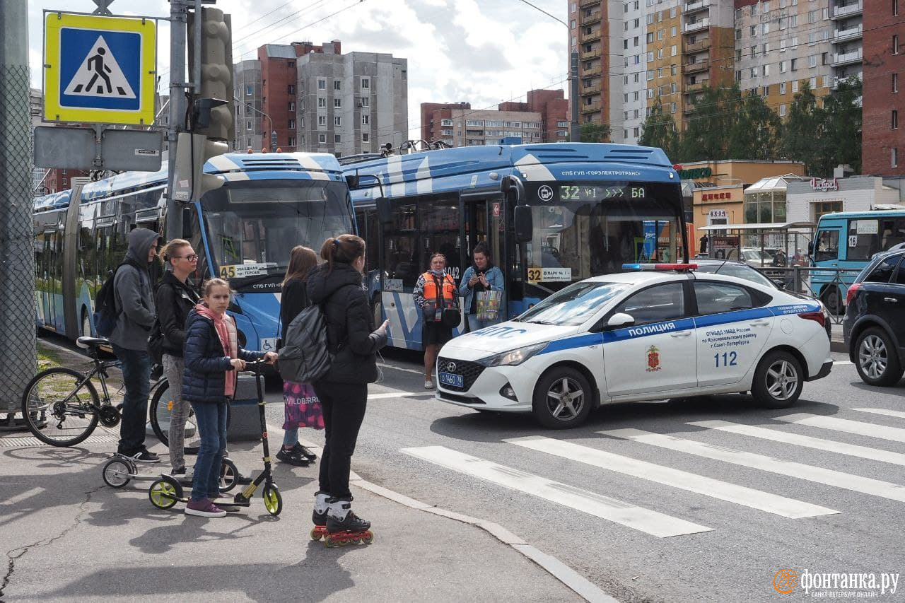 В Петербурге автобус взобрался на столб, есть пострадавшие: фото, видео от  27 мая 2021 г. - 27 мая 2021 - ФОНТАНКА.ру