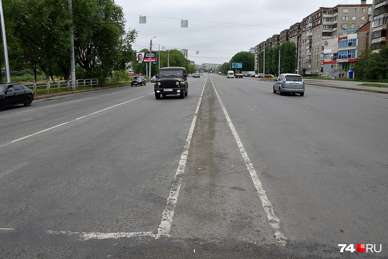 А это дальняя часть Комсомольского проспекта, не затронутая «островной революцией». Здесь по три полосы в каждую сторону и разделительная полоса шириной примерно метр