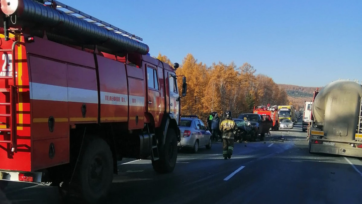 В тройном ДТП с перевернувшейся фурой на трассе М-5 в Челябинской области ранены два человека