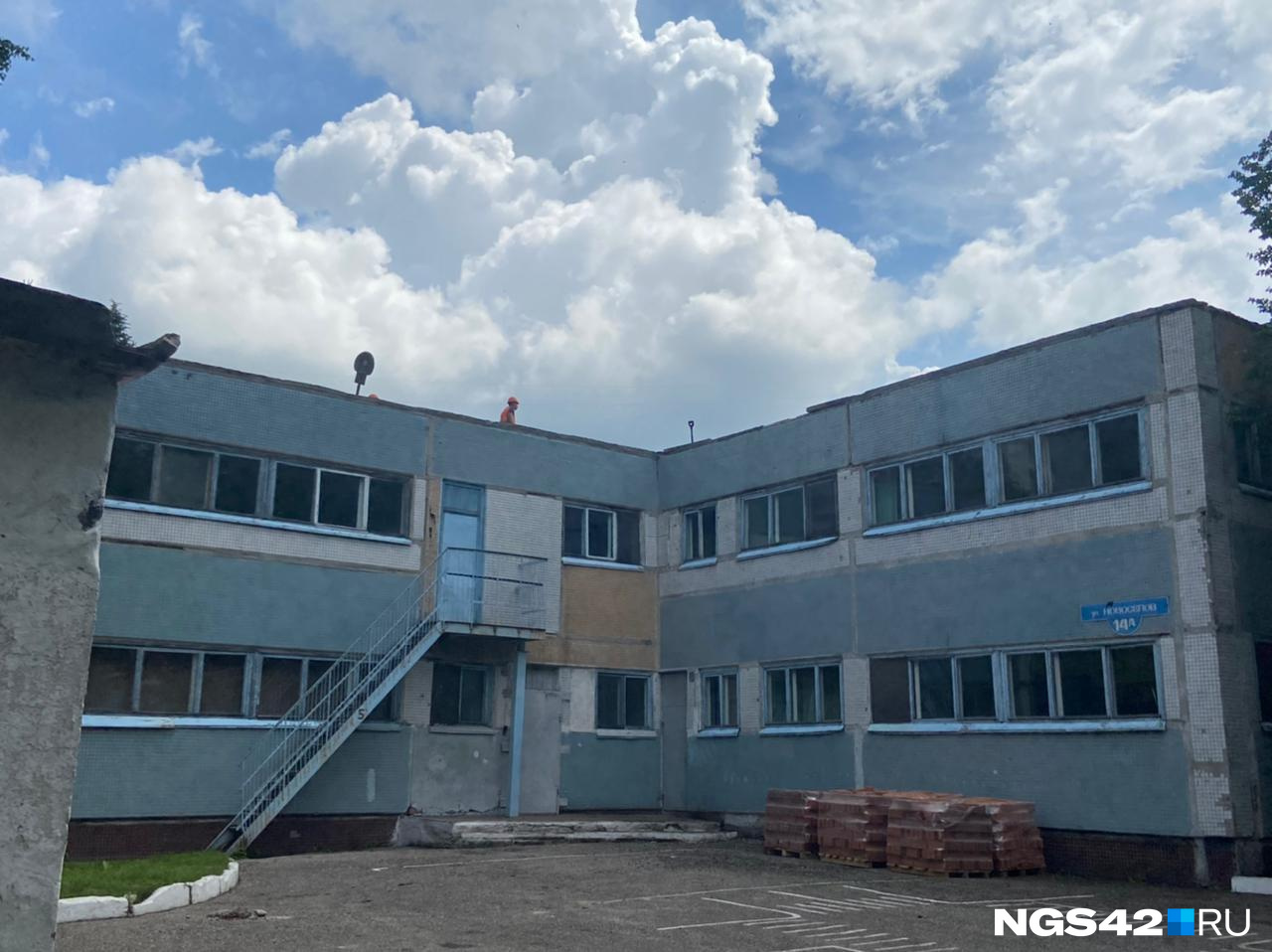 Видно, что на крыше школы активно ведутся работы Видно, что на крыше школы активно ведутся работы