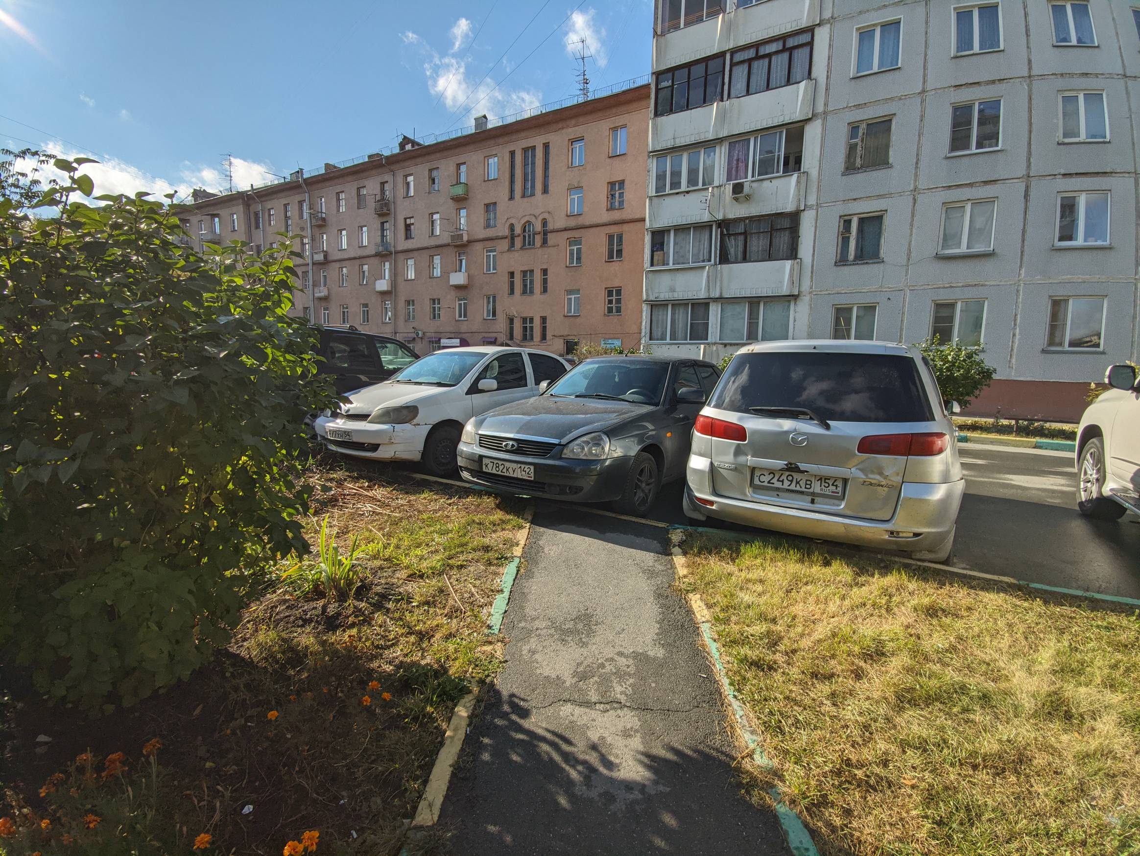 Автомобиль впритык к дорожке Автомобиль впритык к дорожке
