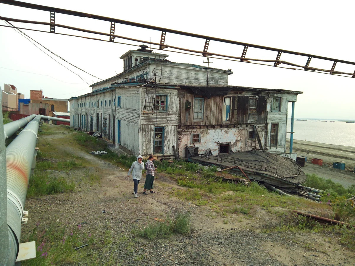 В последние годы здание разрушается — у него отвалилась «палуба» сбоку В последние годы здание разрушается — у него отвалилась «палуба» сбоку