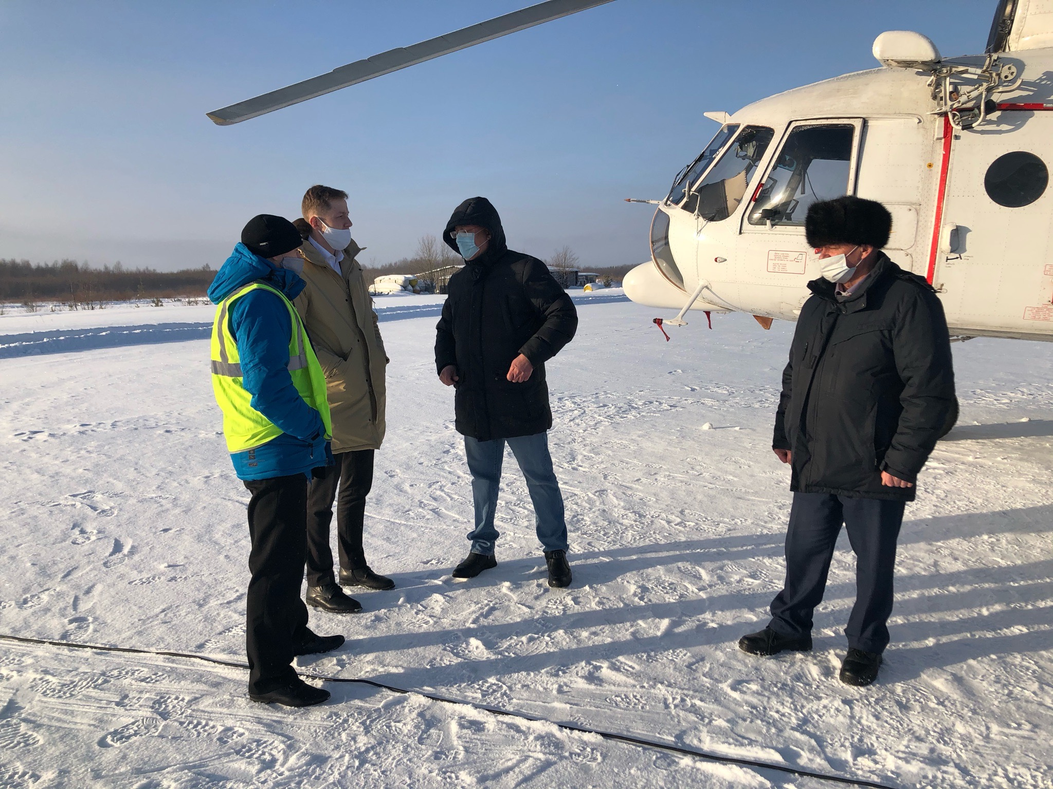 Партию вакцины привезли на вертолете Партию вакцины привезли на вертолете