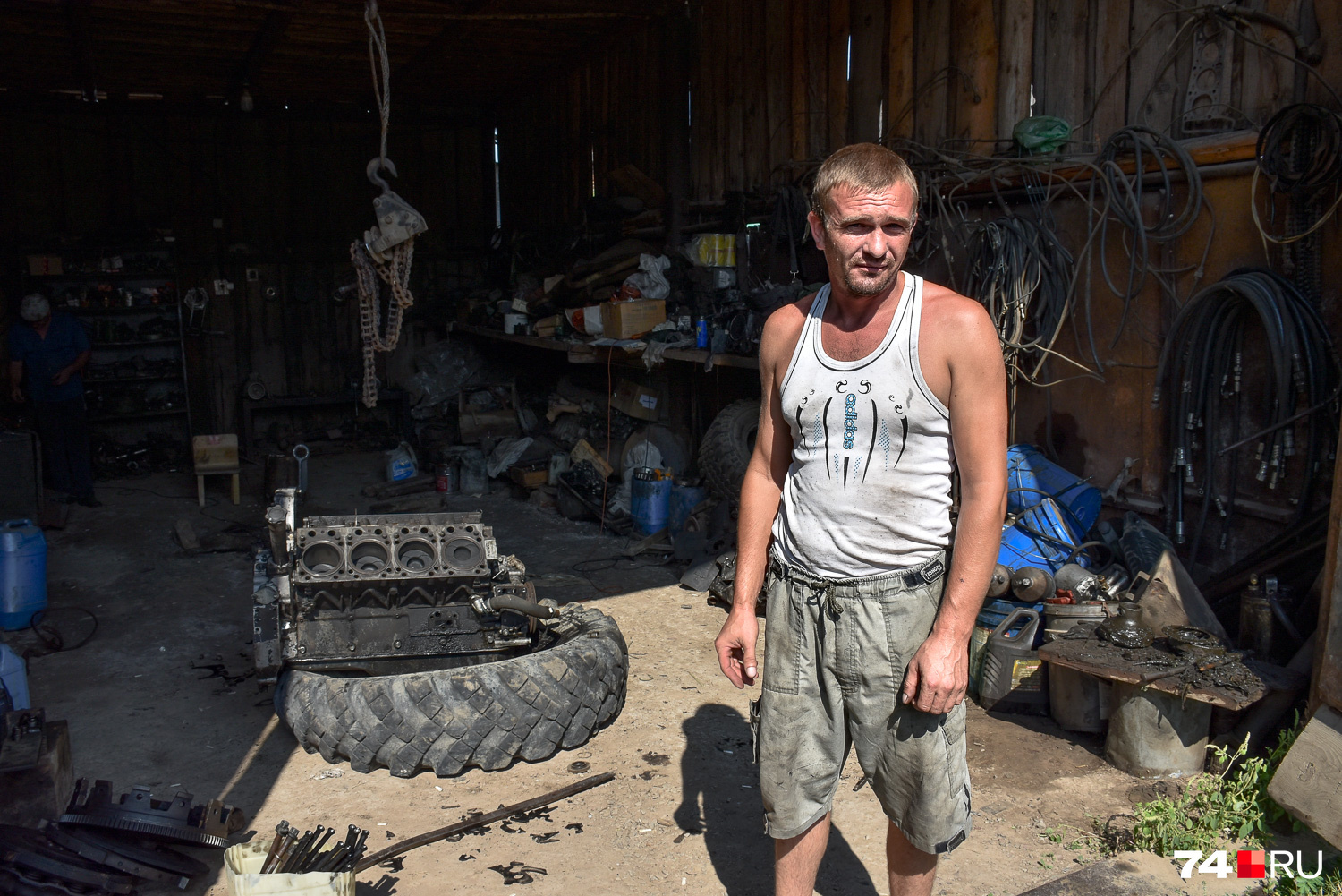 Автослесаря Алексея толчки не напугали, да и разрушений в его доме не было. А через пару недель к землетрясениям здесь привыкли все