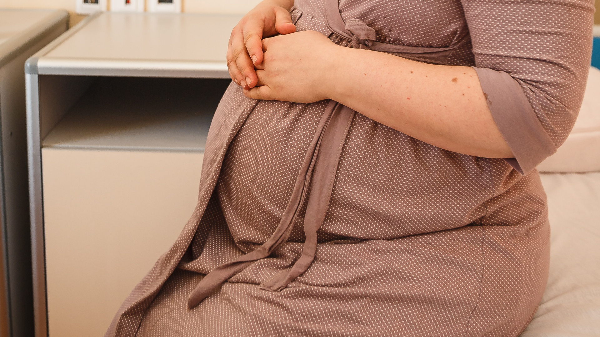 Каким должно быть рабочее место беременной женщины: советы юриста