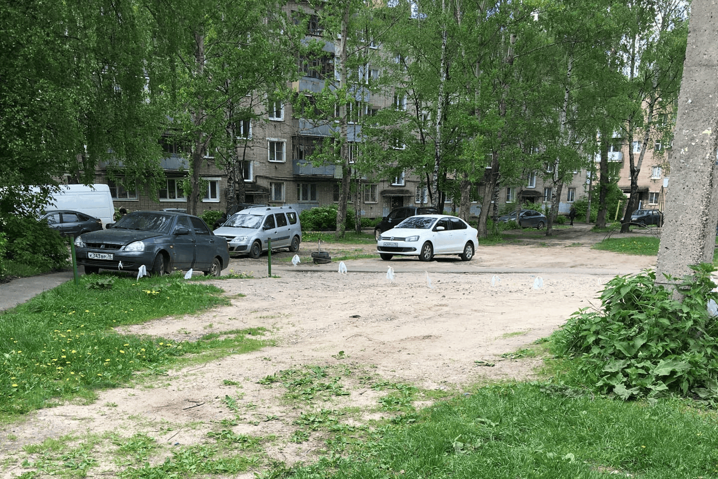 Уже несколько человек упали, запнувшись за неё Уже несколько человек упали, запнувшись за неё