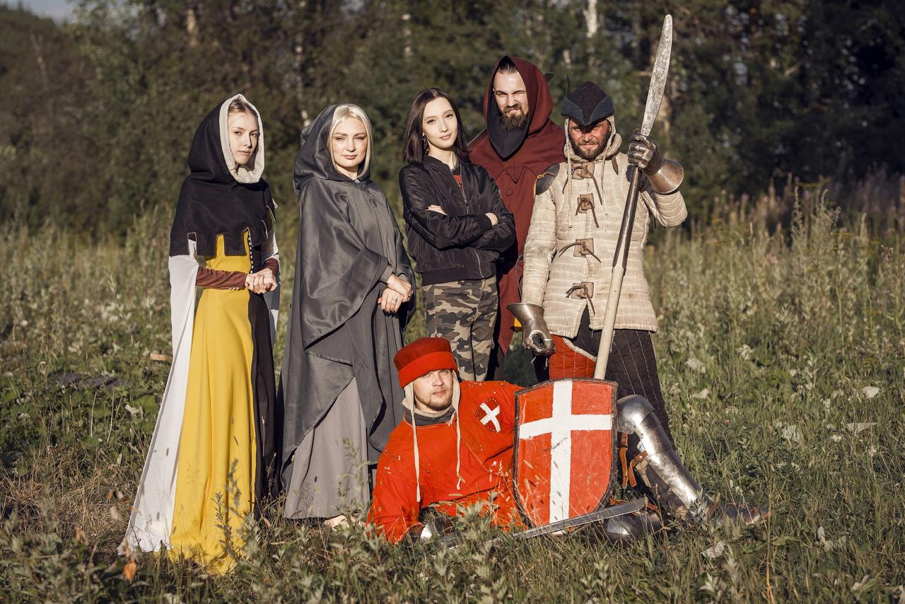 Участники перевоплотились в рыцарей, монахинь и средневековых ведьм