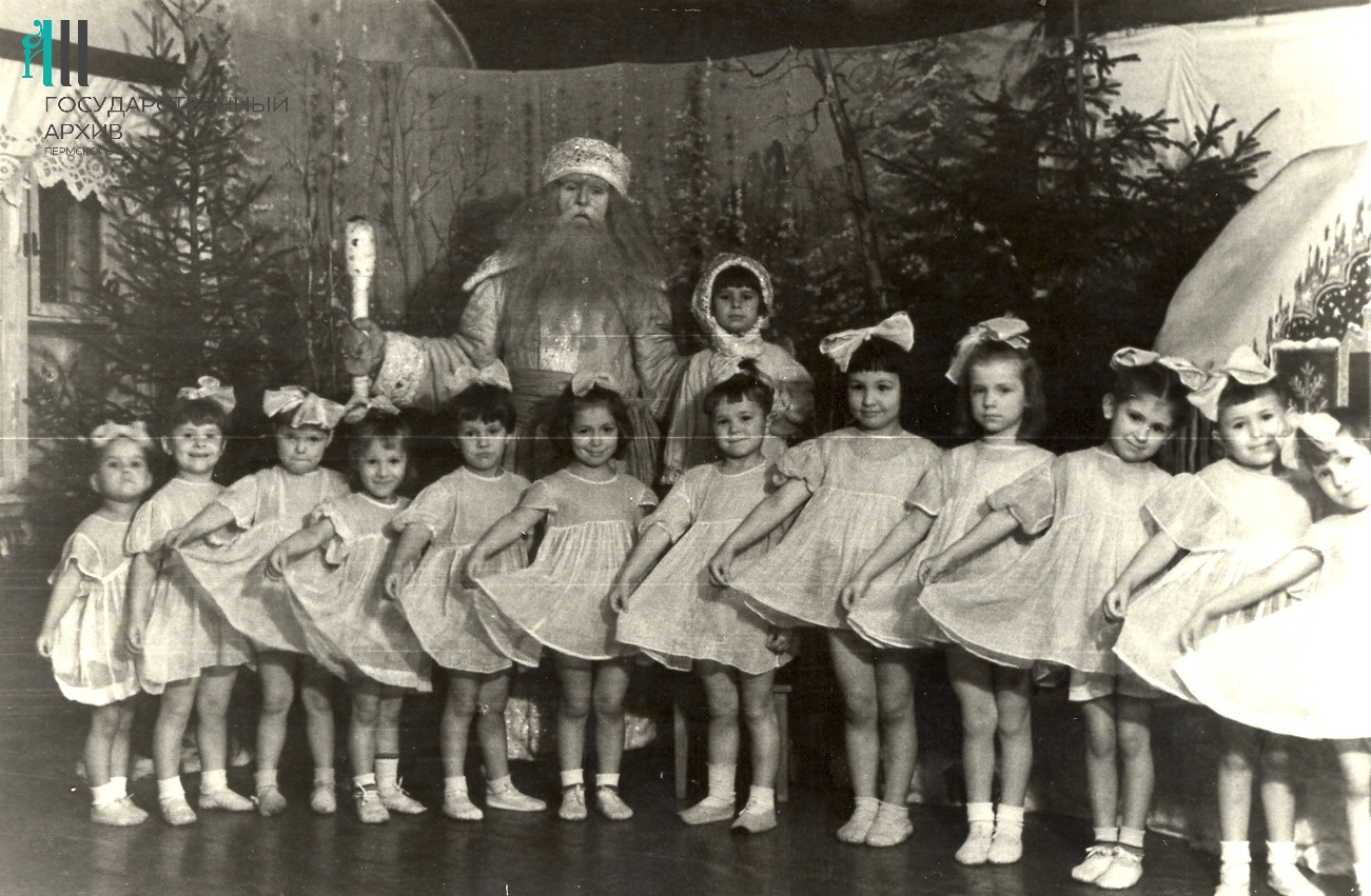 Детсад <nobr class="_">№ 98</nobr> на новогодней елке, 1950-е годы Детсад <nobr class="_">№ 98</nobr> на новогодней елке, 1950-е годы
