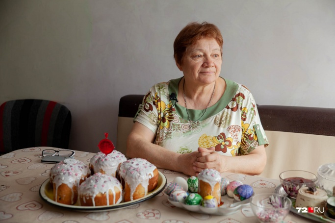 Пенсионерка Людмила Ровкина, как и многие другие сельчане, сама печет на Пасху куличи