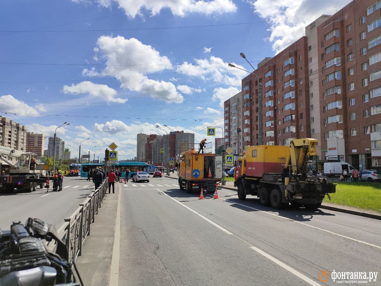 В Петербурге автобус взобрался на столб, есть пострадавшие: фото, видео от  27 мая 2021 г. - 27 мая 2021 - ФОНТАНКА.ру