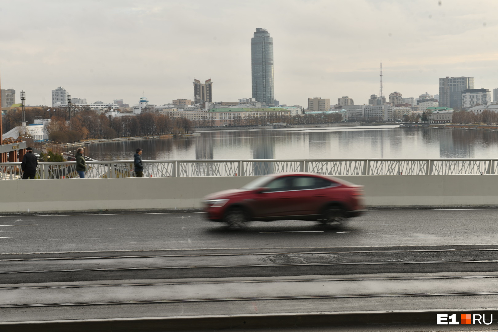 Трамваи поедут по Макаровскому мосту с <nobr class="_">1 ноября</nobr>