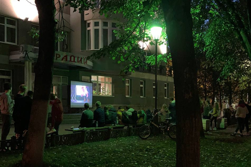 Кинопоказ на улице в День российского кино был лучше, чем любые праздники от ДК. Такие события формируют добрососедство и укрепляют горизонтальные связи между жителями