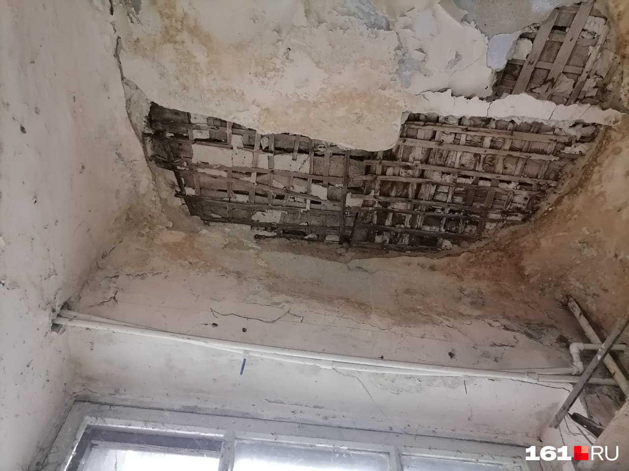 Часть потолка рухнула на кухне и чудом не зацепила жильцов