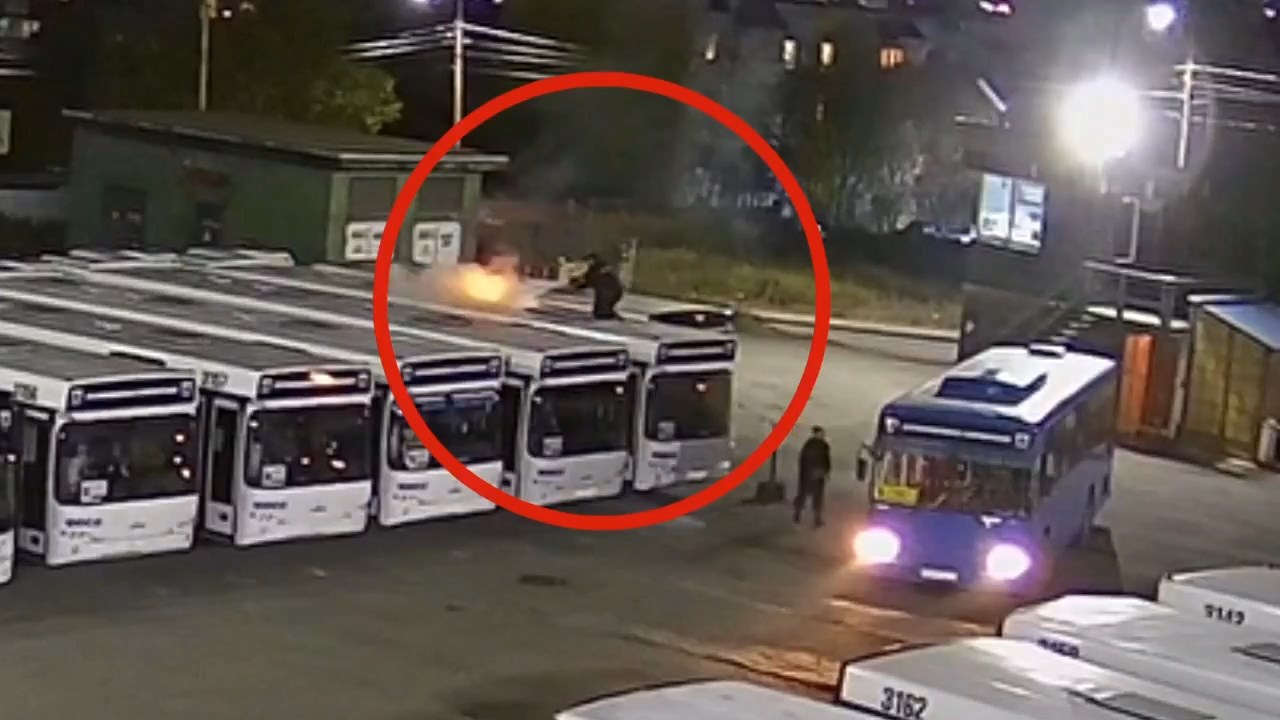 Сигнальная ракета подожгла автобус в Петропавловске-Камчатском. Спасение автопарка попало на видео