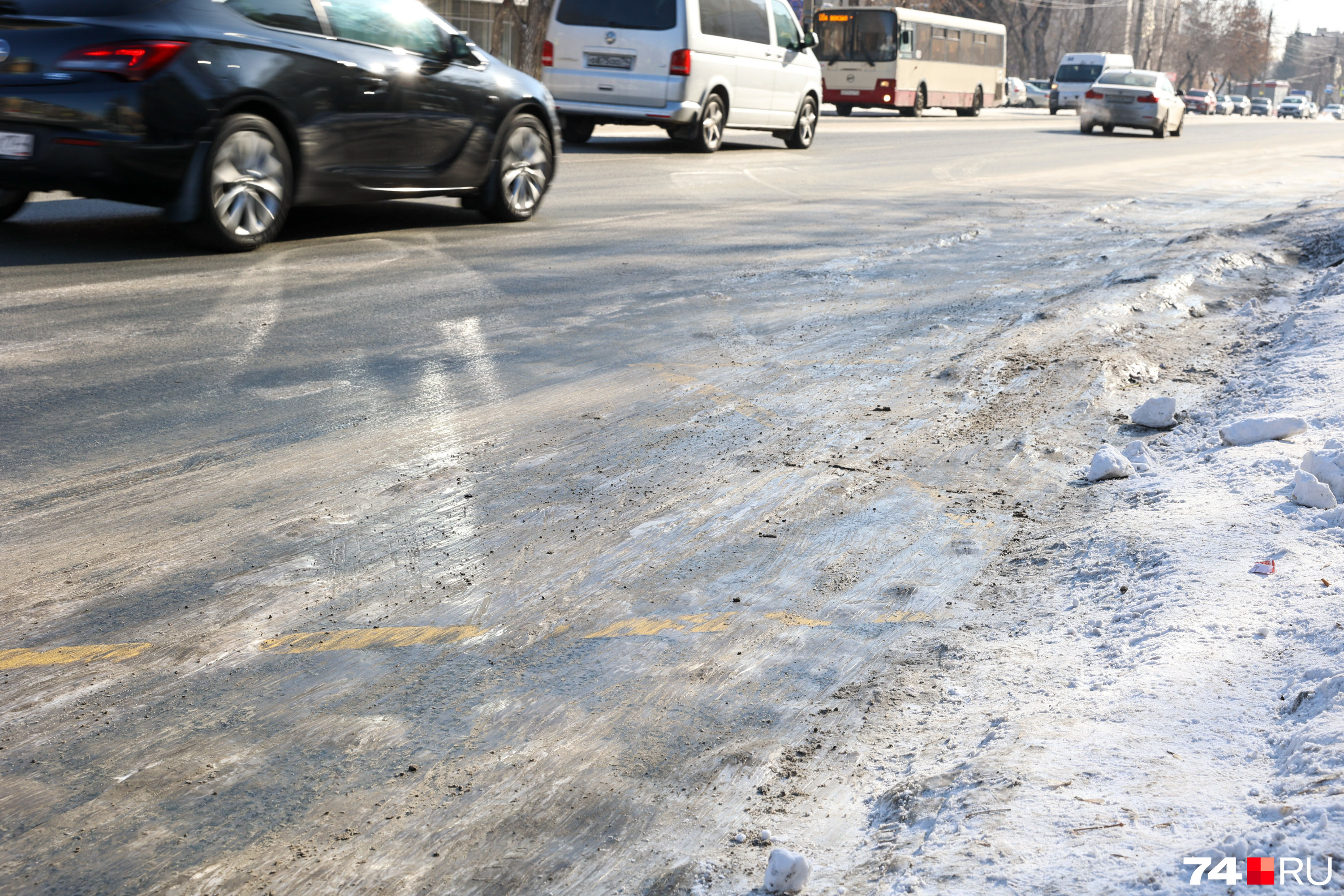 Многие дороги в городе сейчас покрыты тонким слоем льда