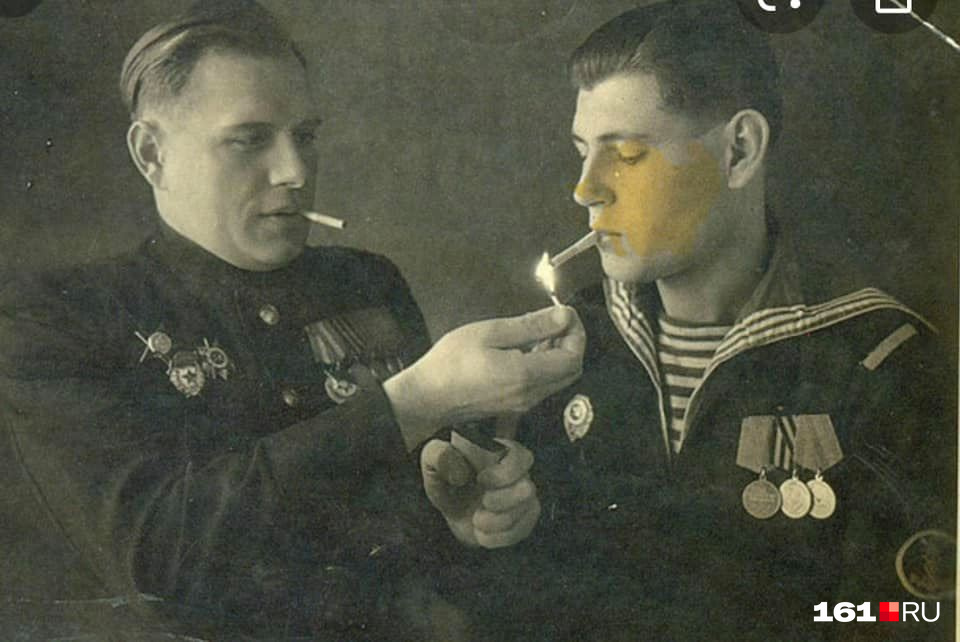 Алексей Берест прикуривает моряку-фронтовику