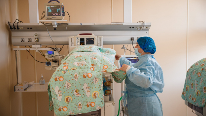 Кемеровские врачи спасли новорожденного малыша с редкой патологией легких