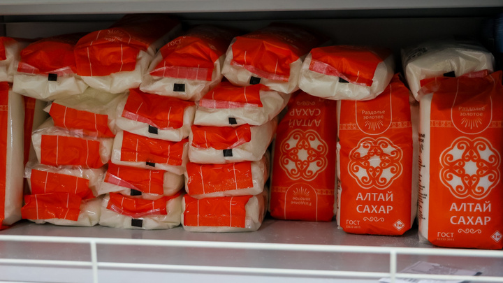 «Сохраняем ограничения — 5 кг в одни руки»: торговые сети Красноярска рассказали о поставках сахара