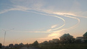 Новосибирцы делают фотографии странных кругов в небе: самолет кружит над городом
