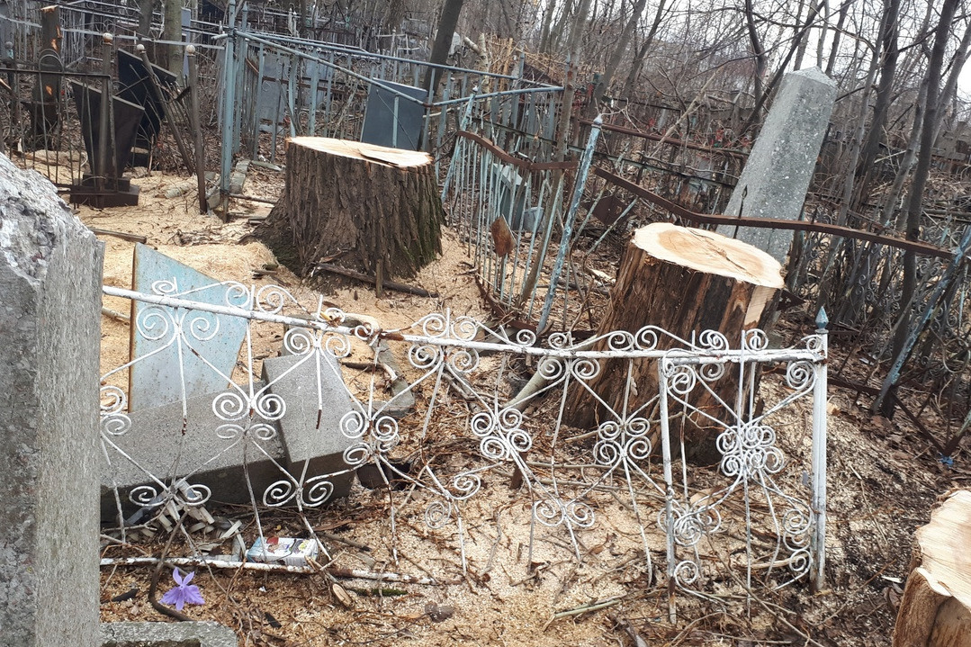 Такие следы разрушения заметили на кладбище <nobr class="_">1 мая</nobr>