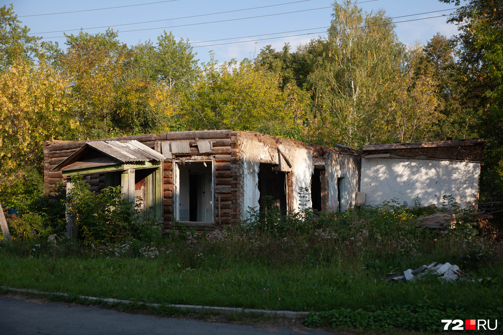 Заброшенные дома можно увидеть в любой деревне, это забытое строение из Юргинского района