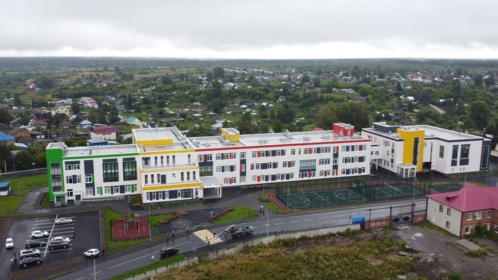 Губернатор Кузбасса открыл новую школу почти за 900 млн. Через 2 часа там случился потоп