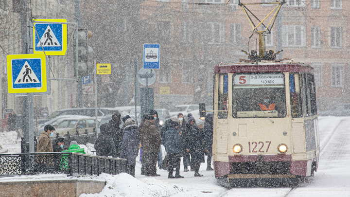 В Челябинске из-за метели ввели особый режим работы трамваев