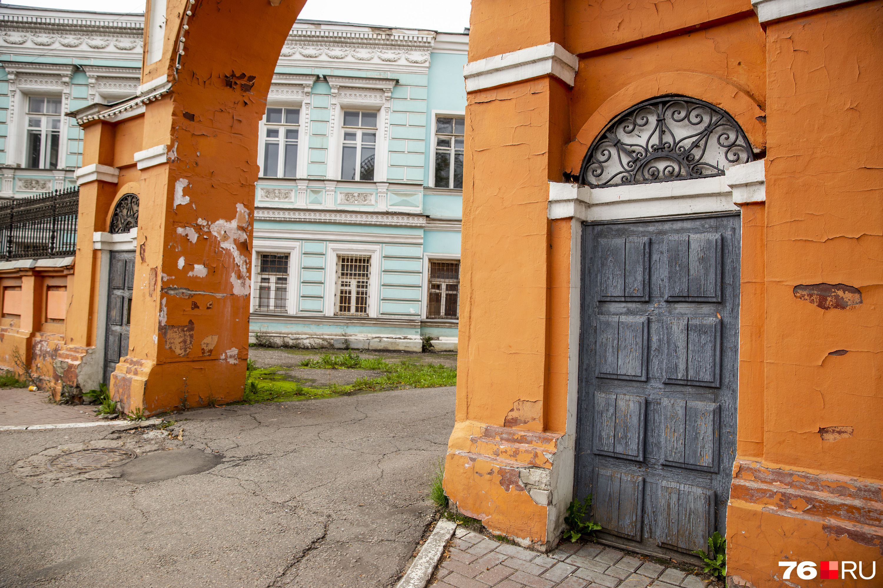 Старинные двери на табачной фабрике уже давно не открывались Старинные двери на табачной фабрике уже давно не открывались