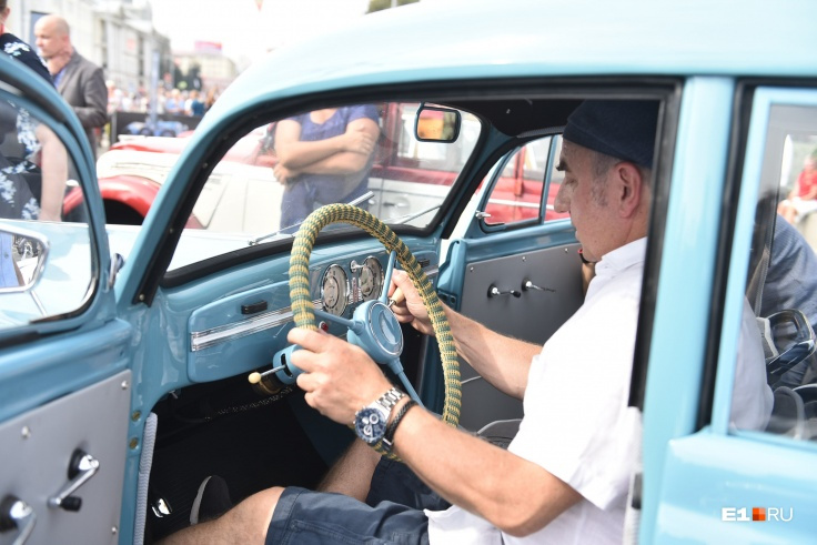 Шахрин за рулем «Москвича», принадлежащего его деду