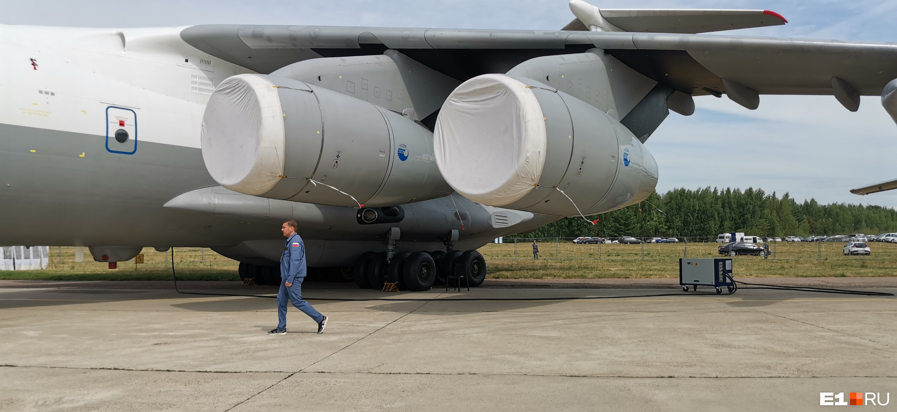 Для сравнения — насколько огромные самолеты представлены на выставке Для сравнения — насколько огромные самолеты представлены на выставке